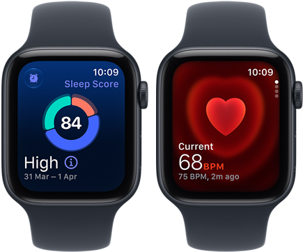 Две устройства Apple Watch SE 3, като двете са с алуминиев корпус, полунощен цвят, със спортна каишка в тъмносиньо, едното показва резултат от съня, а другото показва приложението Сърдечна честота, външна дясна страна, Digital Crown