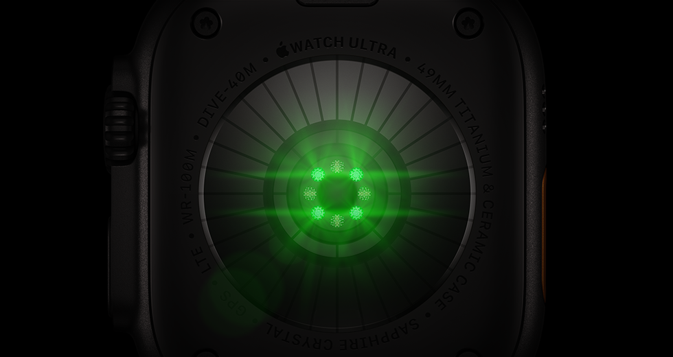 Задна част на Apple Watch Ultra 4, титанов корпус, черен цвят, множество кръгли сензори със светещи зелени LED светлини