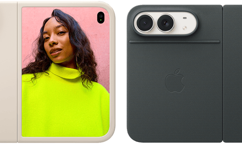 iPhone Duo, цвят звездно бяло в Sand Silicone кейс, хоризонтална ориентация, напълно отворен хоризонтално, Dual Fusion камери горе вляво, кейсът покрива задната външна част и външния ръб на предния дисплей, дясната страна показва портрет на човек на външния дисплей. iPhone Duo, цвят звездно бяло, напълно отворен хоризонтално, Navy Blue Folio с Kickstand, напълно отворен хоризонтално, заден екстериор с 48MP Dual Fusion задни камери, два обектива
