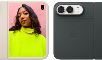 iPhone Duo, цвят звездно бяло в Sand Silicone кейс, хоризонтална ориентация, напълно отворен хоризонтално, Dual Fusion камери горе вляво, кейсът покрива задната външна част и външния ръб на предния дисплей, дясната страна показва портрет на човек на външния дисплей. iPhone Duo, цвят звездно бяло, напълно отворен хоризонтално, Navy Blue Folio със стойка, напълно отворен хоризонтално, заден екстериор с 48MP Dual Fusion задни камери, два обектива