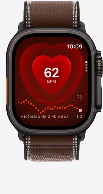 Apple Watch Ultra 4 com caixa preta de titânio e pulseira loop Trail vermelho-terra (marrom). O app Batimentos mostra os batimentos por minuto atuais