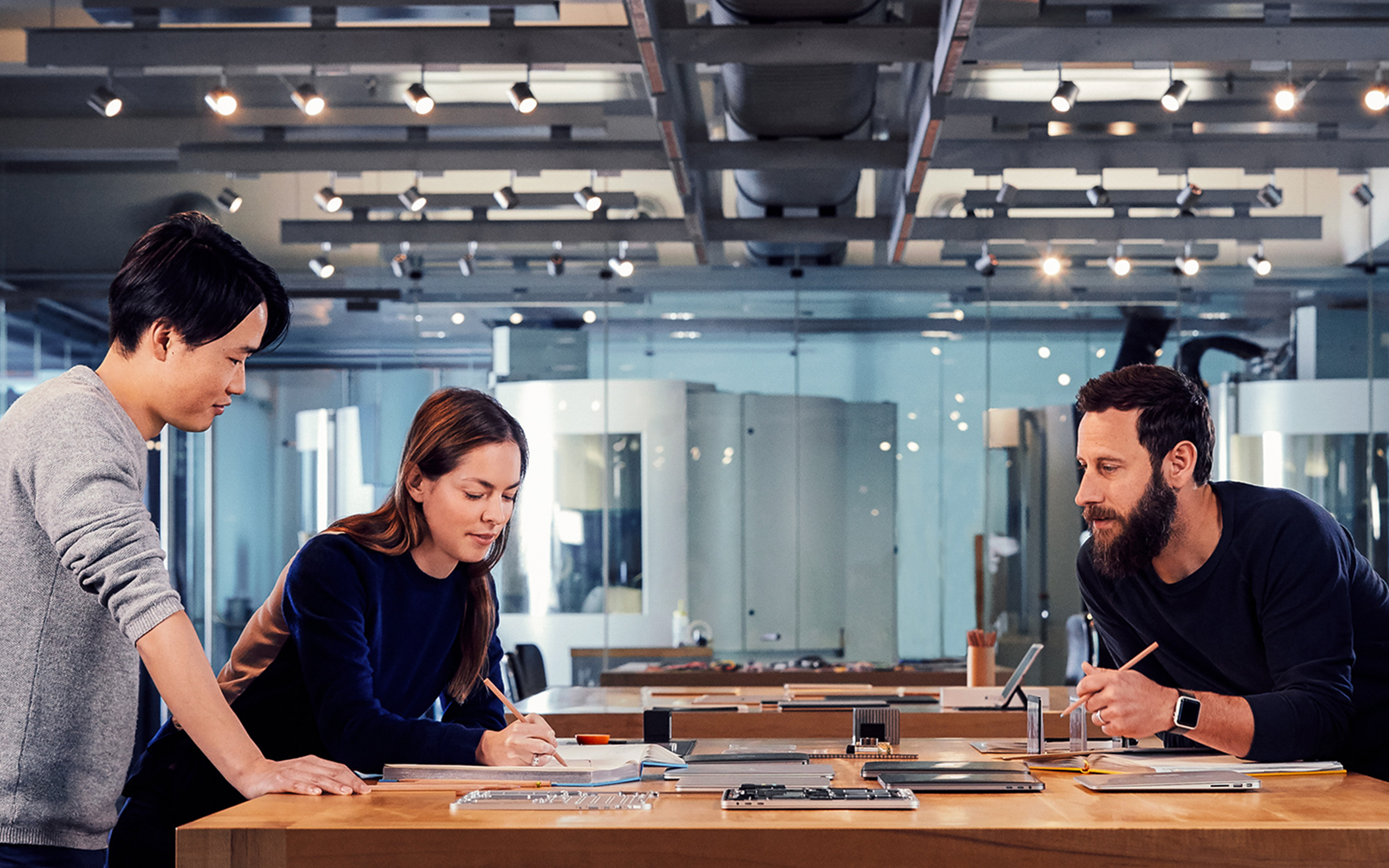 Diseñadores de Apple colaborando en un proyecto en su estudio.