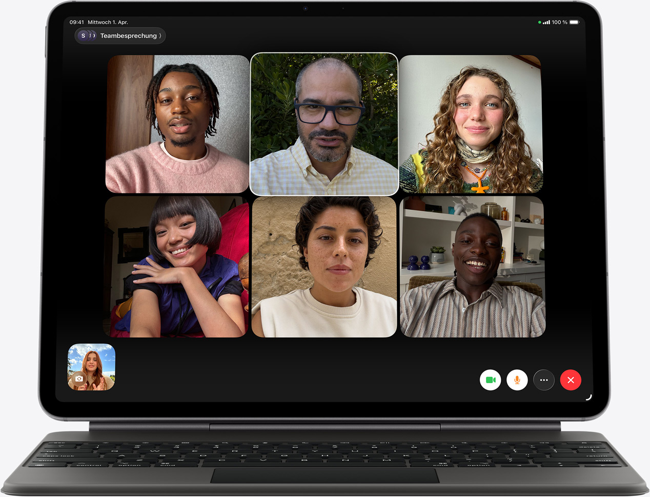 iPad Air, Vorderseite, Magic Keyboard in Schwarz, das Display zeigt einen FaceTime Anruf mit mehreren Teilnehmer:innen