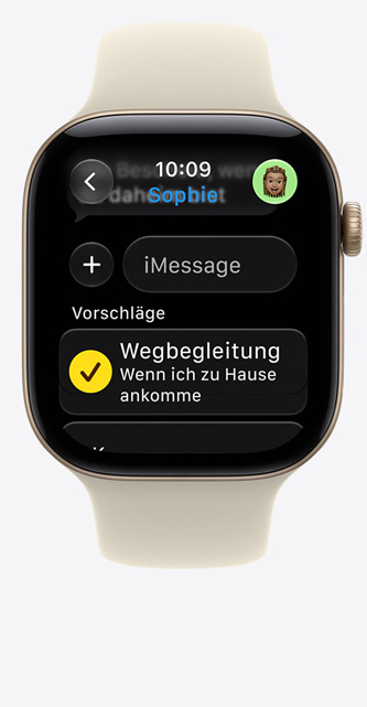 Apple Watch Series 12, das Display zeigt einen Vorschlag für Wegbegleitung in iMessage, Aluminiumgehäuse, Farbe Lichtgold, verbunden mit Sportarmband, Farbe Sand (hellbraun)
