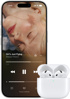 iPhone laadimiskarbis AirPodside kõrval, karp on avatud