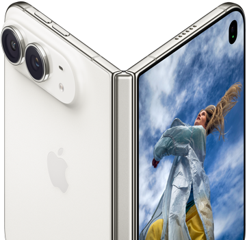 iPhone Duo, osaliselt avatud nagu raamat, keskel hingedega mehhanism, vasakul välisel tagapaneelil Apple’i logo ja topeltkaamera, paremal välisel ekraanil portreefoto blondide juustega inimesest