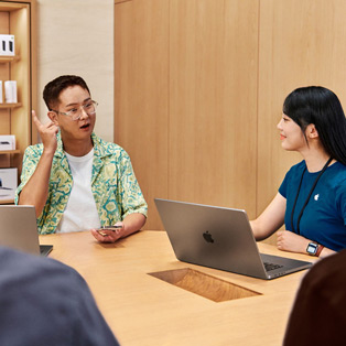 Bild tagen ovanifrån av en pågående företagsutbildning på Apple Store.