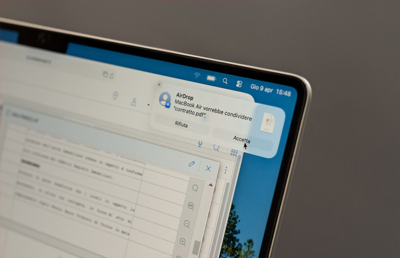Teammitglieder teilen Dokumente schnell und einfach mit Kund:innen über AirDrop.
