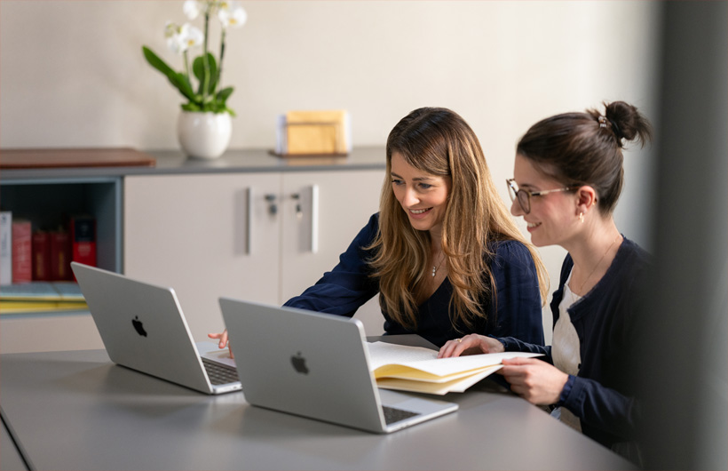 Alle im Team arbeiten mit einem Mac. So ist es ganz einfach, zusammenzuarbeiten und Ideen zu teilen.