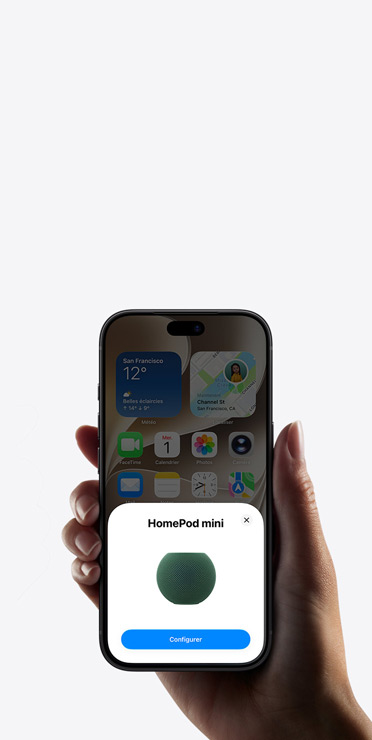 Une main tenant un iPhone affichant l’application Maison avec une invitation à configurer un accessoire connecté