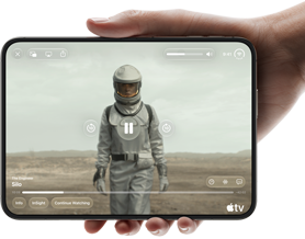 iPhone Duo, drži se jednom rukom, otvoren u vodoravnoj orijentaciji, potpuno otvoren, na unutarnjem zaslonu prikazuje se Apple TV serija 
