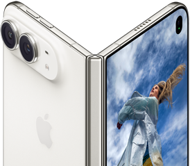 iPhone Duo, djelomično otvoren kao knjiga s mehanizmom šarke u sredini, vanjski stražnji panel lijevo ima Appleov logotip i dvostruku kameru, vanjski zaslon desno prikazuje portretnu fotografiju osobe s plavom kosom
