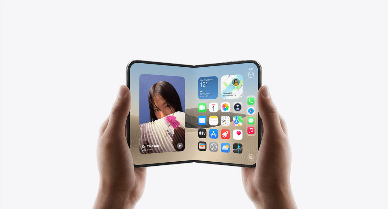 iPhone Duo, drži se dvjema rukama u pejzažnom položaju, vanjska strana, u boji sjajne zvijezde, početni zaslon iOS-a, fotografije lijevo, aplikacije desno