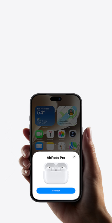 Egy iPhone-t tartó kéz, az iPhone-on az Otthon app látható egy okosotthon-kiegészítő beállításával.