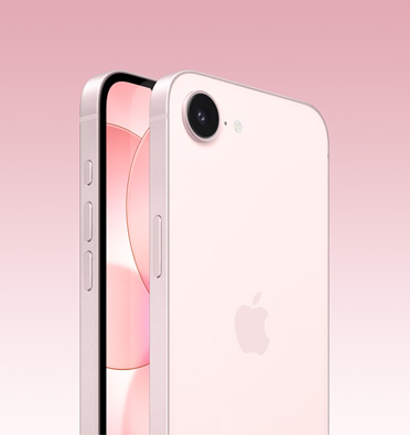 Az iPhone 17e elöl- és hátulnézetből halvány rózsaszínben, részben látható kijelzővel. Az iPhone 17e hátoldala az Apple logójával, egy kamerával, a készülékek oldalán a Művelet gombbal, a hangerőszabályzóval és az oldalsó gombokkal.