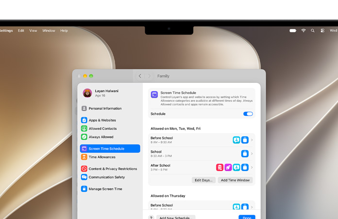 Egy MacBook Pro kijelzőjén a Beállítások láthatók. Az Időkeretek és a Képernyőidő-ütemezés funkciók segítségével a szülő időkereteket és engedélyezett médiakategóriákat állíthat be gyermeke számára.