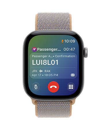 Apple Watch Series 11, Abu-abu, bagian bawah layar menampilkan panggilan telepon aktif dengan nomor layanan pelanggan maskapai penerbangan, bagian atas layar menampilkan informasi penerbangan yang relevan, termasuk nomor konfirmasi, lokasi keberangkatan dan kedatangan, tanggal dan waktu penerbangan