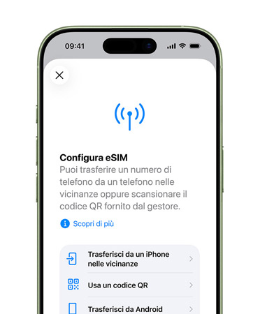 iPhone 17 mostrato di fronte con la funzione Configura piano cellulare in uso per trasferire facilmente un numero di telefono con l’eSIM