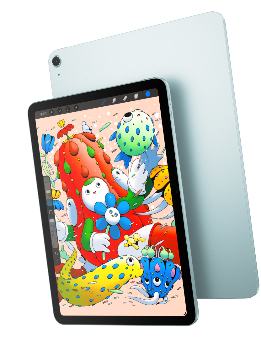 블루 색상 iPad Air의 뒷면과 포개어진 상태로 Procreate 앱이 열린 iPad Air 11 모델의 앞면을 보여주는 모습