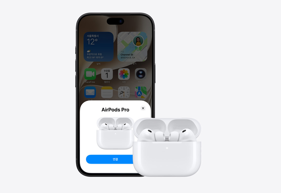 iPhone 18 Pro의 앞면. 홈 화면이 열려 있고 연결 팝업이 표시되어 있습니다. 그 옆에는 열려 있는 MagSafe 충전 케이스 안에 AirPods Pro 3가 있습니다.