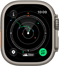 „Apple Watch Ultra 4“, titano korpusas, natūralios spalvos, funkcija „Kelias atgal“ rodo maršrutą kompaso kryptimis, dešiniosios pusės išorinė dalis, „Digital Crown“, iškilęs šoninis mygtukas