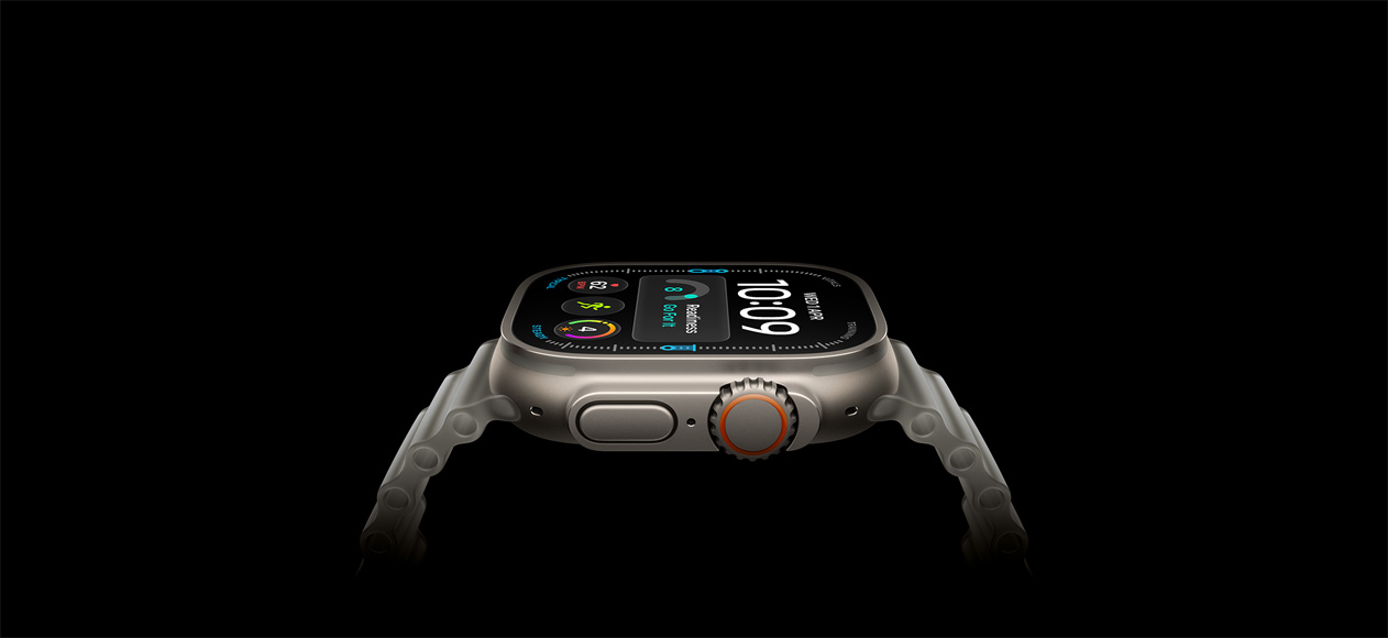 „Apple Watch Ultra 4“, titano korpusas, natūralios spalvos, dešinė išorinė pusė, „Digital Crown“, iškilęs šoninis mygtukas, skaitmeninis ciferblatas, permatomas pilkos spalvos „Ocean“ dirželis