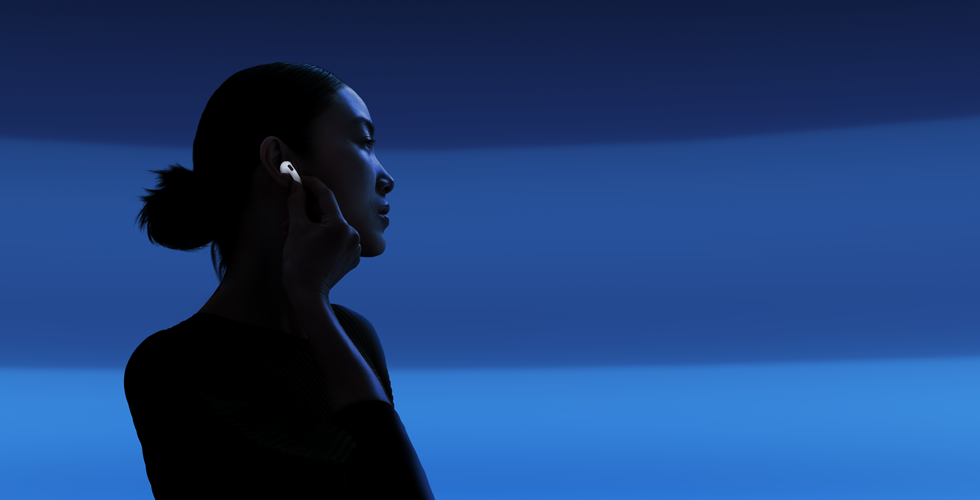 Persona ar īkšķi un rādītājpirkstu tur AirPods 5 kājiņu, lai pārslēgtu klausīšanās režīmus