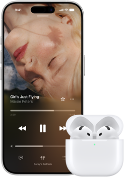 iPhone blakus AirPods uzlādes kārbiņā, kārbiņa ir atvērta