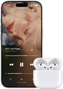 iPhone blakus AirPods uzlādes kārbiņā, kārbiņa ir atvērta