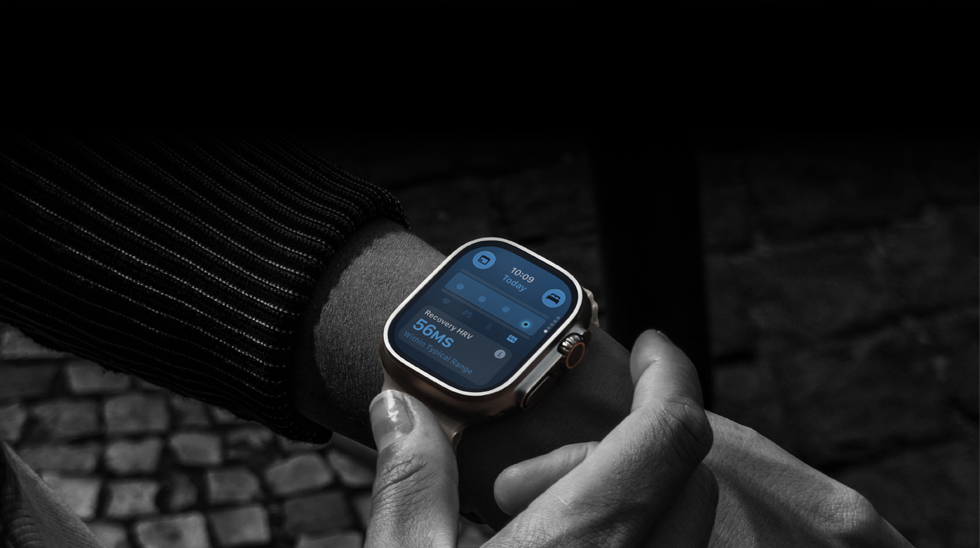 Persona ar Apple Watch Ultra 4 uz rokas, dienas veselības stāvokļa mērījumiem ir neliela atkāpe no normas