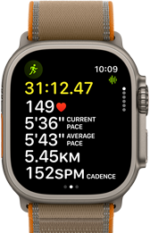 Apple Watch Ultra 4, titāna ietvars, dabīga krāsa, detalizēti āra skriešanas treniņa rādītāji, labais sāns, Digital Crown, paaugstināta sānu poga, Trail Loop siksniņa, smilšu krāsa