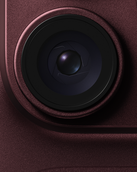 iPhone 18 Pro Burgundijas sarkanā krāsā ar galvenās kameras objektīvu un maināmu diafragmas atvērumu