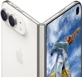 iPhone&nbsp;Duo, daļēji atvērts kā grāmata ar eņģes mehānismu centrā, aizmugurējā iekšējā paneļā kreisajā pusē ir Apple logotips un divu kameru sistēma, ārpuse, labajā pusē ir blondas personas portrets