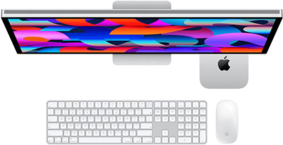 Mac mini novietots zem Studio Display, Magic Keyboard tastatūra ar cipartastatūru, Magic Mouse pele