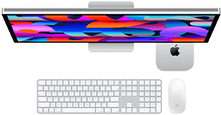 Mac mini novietots zem Studio Display, Magic Keyboard tastatūra ar cipartastatūru, Magic Mouse pele