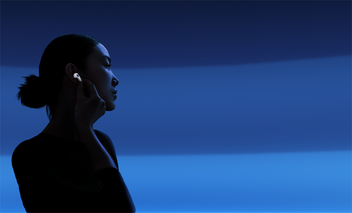 سيدة تضع إبهامها وسبابتها على جذع سماعة AirPods 5 لتغيير أنماط الاستماع