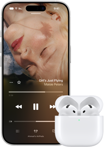 جهاز iPhone بجانب سماعات AirPods موضوعة داخل علبة شحن، العلبة مفتوحة