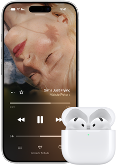 جهاز iPhone بجانب سماعات AirPods موضوعة داخل علبة شحن، العلبة مفتوحة