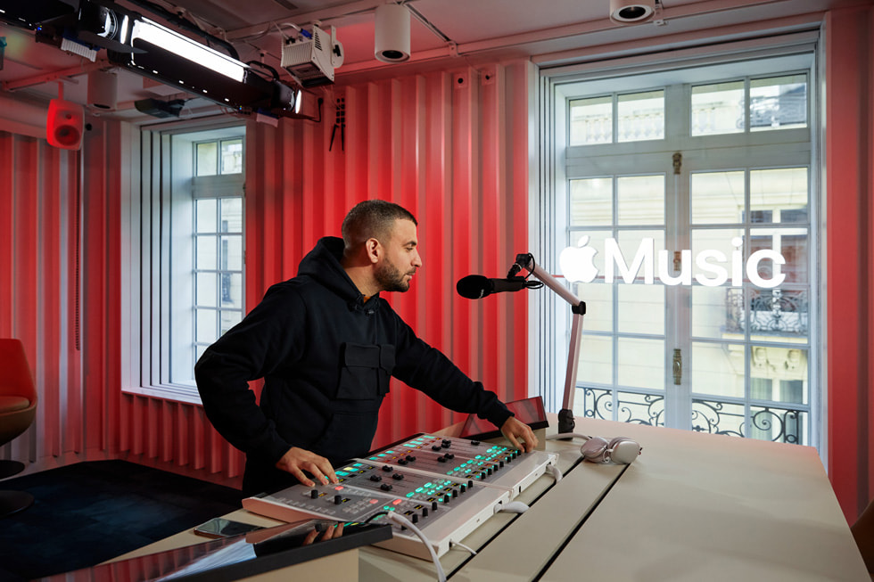 Mehdi Maïzi dans le nouveau studio radio Apple Music à Paris