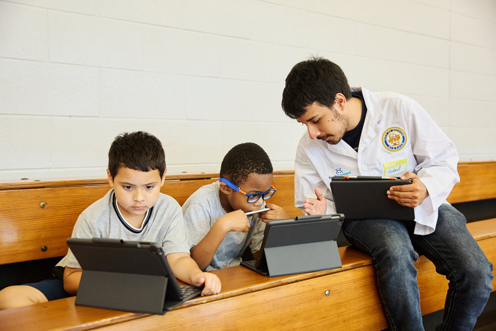 Estudiantes usando el iPad y el Apple Pencil con su instructor en TechConnect.