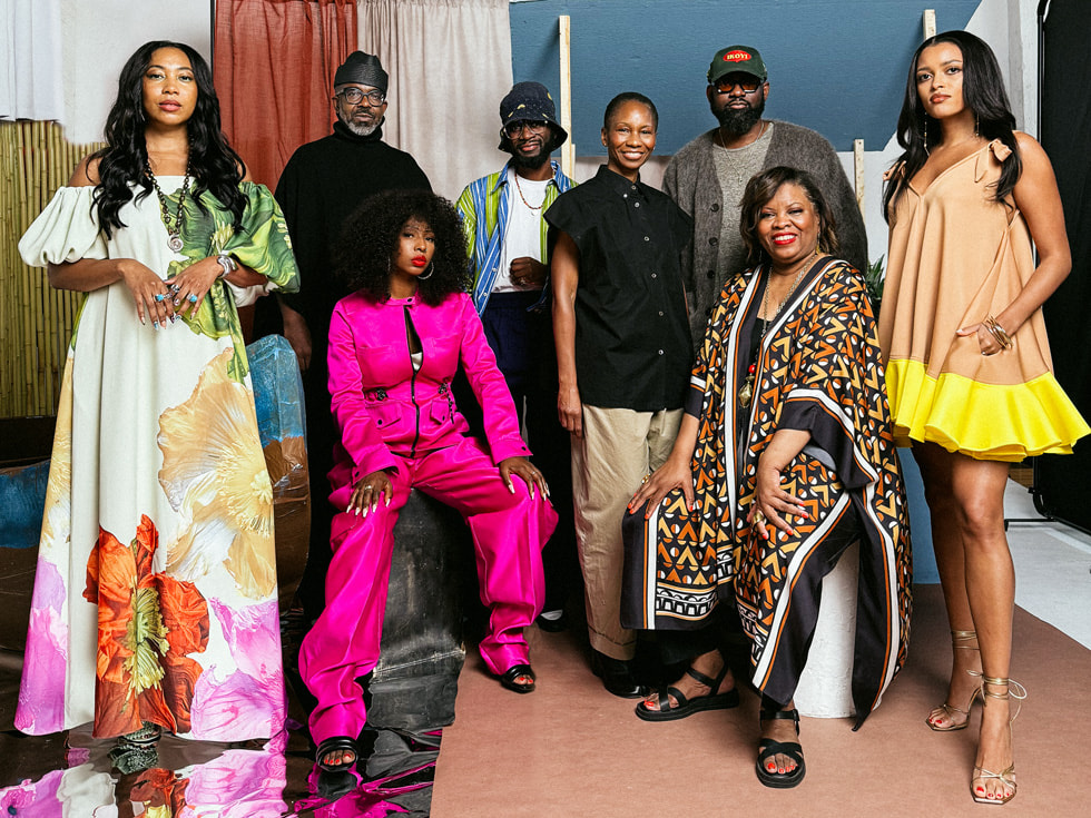 Foto grupal de los diseñadores Sasha Flynn, Aaron Potts, Samantha Black, Niyi Okuboyejo, Nicole Benefield, Ade Okuboyejo, Shawna McGee y Larissa Muehleder.