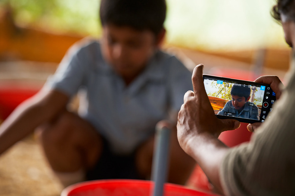 El cinematógrafo Amith Surendran usa el iPhone 16 Pro Max para grabar al protagonista de cerca.