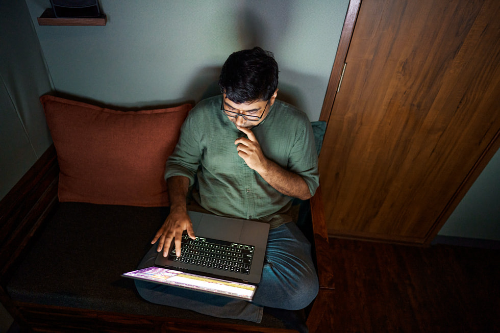 Vyas usa la MacBook Pro para revisar el audio de Mangya.