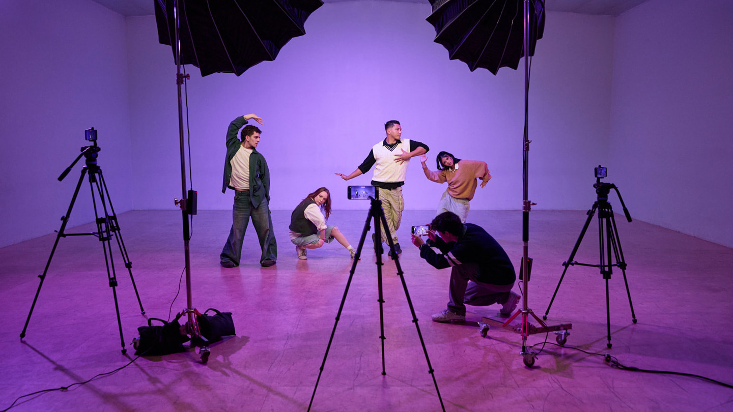 Kyle Hanagami nimmt vier Tänzer:innen in einem Studio mit vier iPhone 17 Pro Max auf.