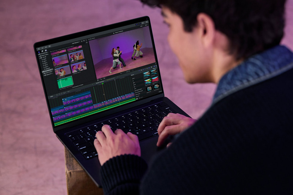 Ein Blick über die Schulter von Kyle Hanagami bei der Arbeit in Final Cut Pro auf einem MacBook Pro.