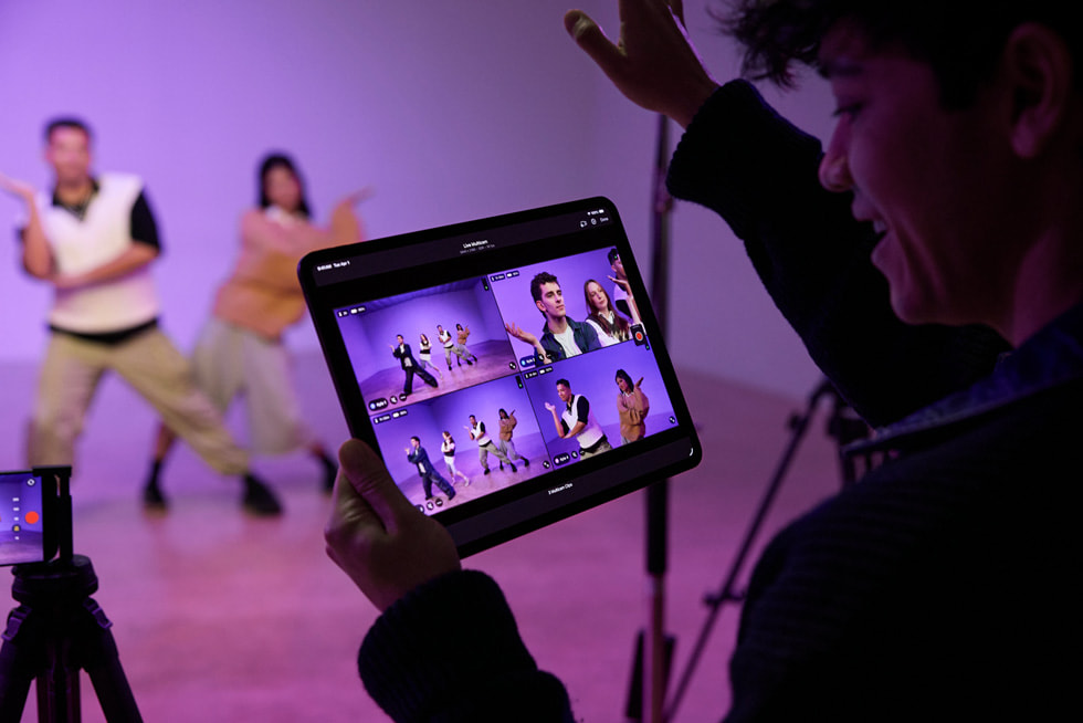 Kyle Hanagami leitet Tänzer:innen in einem Studio und überprüft das Geschehen auf dem iPad Pro mithilfe von Live Multicam in Final Cut Pro.