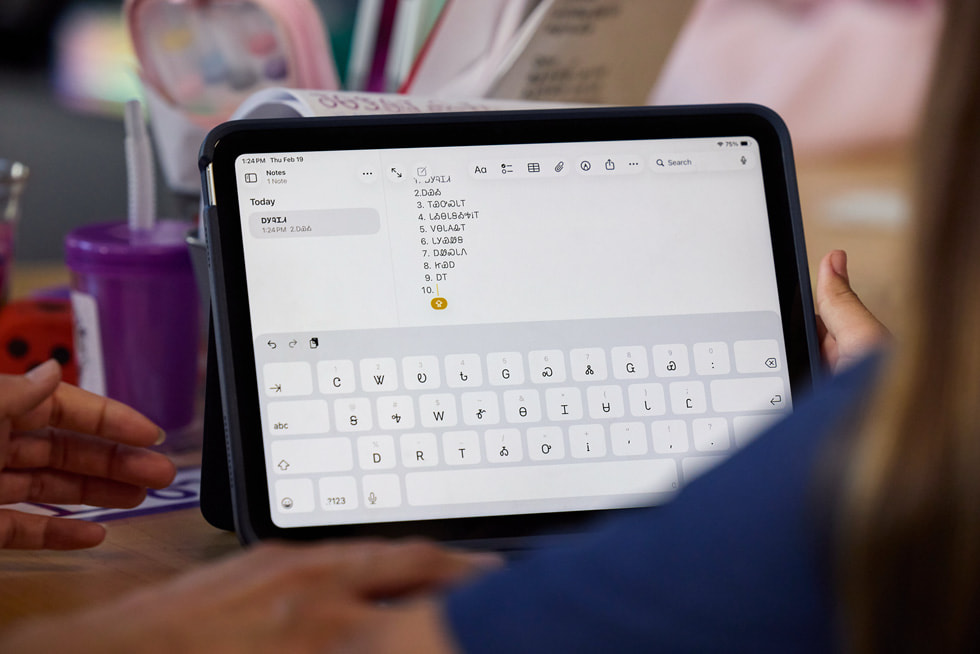 Eine Nahaufnahme eines iPads zeigt die in Notizen eingegebenen Wörter in Cherokee.
