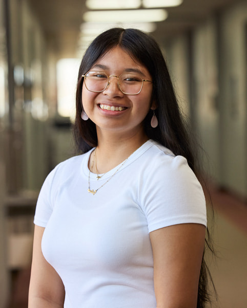 Ein Porträt von Olivia Daugherty.
