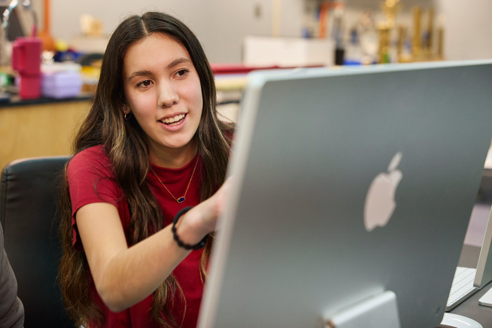 Melissa Fourkiller an einem iMac im Klassenzimmer.
