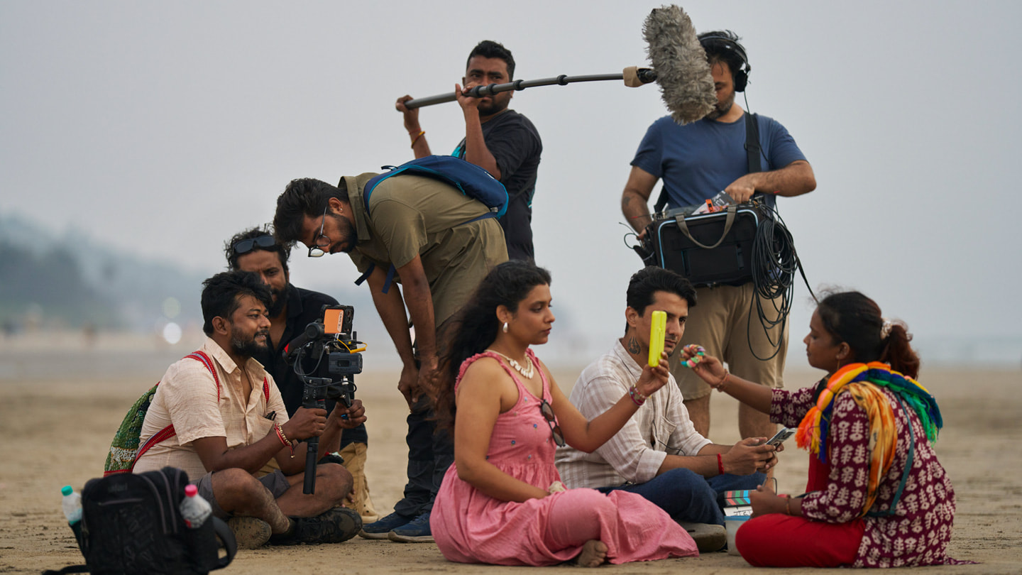 Ritesh Sharma e a equipe de “She Sells Seashells” filmam uma cena ao ar livre.